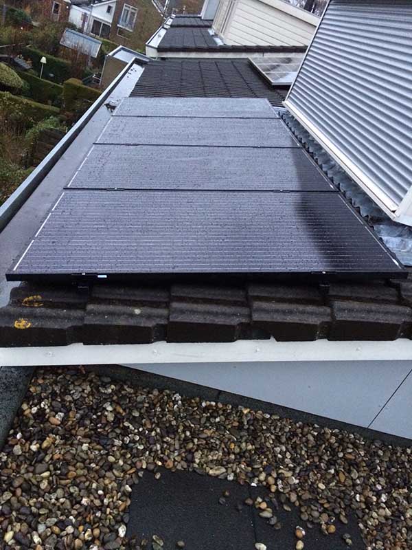 Een zonne-energie installatie op verschillende dakvlakken.