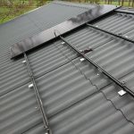 dak met deel zonnepanelen